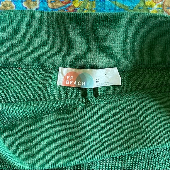 NWOT FREE PEOPLE BEACH MALIBU SURF
KNITTED SHORTS in green XS - Picture 10 of 12